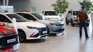 Легковые автомобили в авто салоне