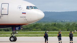 Авиационные инженеры во время выполнения предполетной подготовки самолета