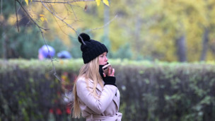 Девушка гуляет в парке