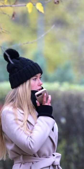 Девушка гуляет в парке