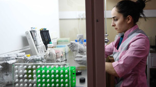 Сотрудник в лаборатории