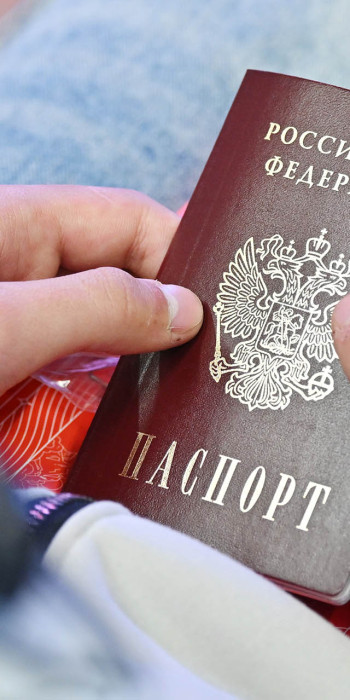 pasport-grazhdanina-rossii-v-rukah