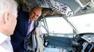 Predsedatel'-pravitel'stva-RF-Mikhail-Mishustin-osmatrivayet-samolet