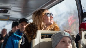 Пассажиры едут в автобусе
