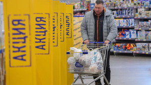 Мужчина в гипермаркете