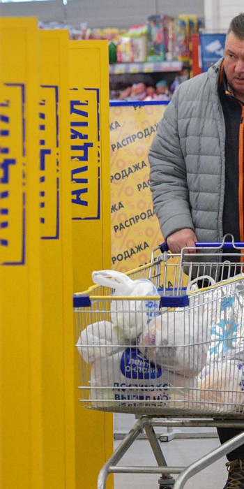 Мужчина в гипермаркете