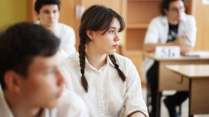 Школьники перед началом единого государственного экзамена