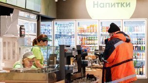 Покупатель в кафе на территории многофункциональной зоны на скоростной автомобильной дороге М-12 "Восток"