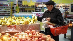 Пожилой мужчина в продуктовом магазине