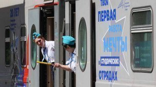 Проводницы во время прибытия поезда "Таврия" 
