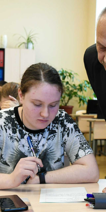 Учитель и ученица во время урока