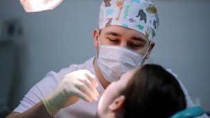 Стоматолог во время приема пациента 