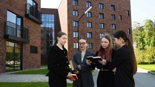 studenty-na-territorii-kampusa