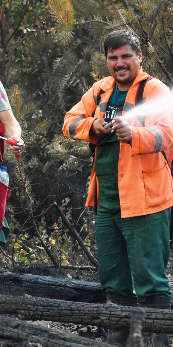 волонтеры в лесу во время тушения лесного пожара
