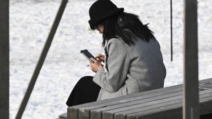 девушка со смартфоном в руках