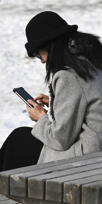 девушка со смартфоном в руках