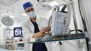 Врач хирург в клинической больнице
