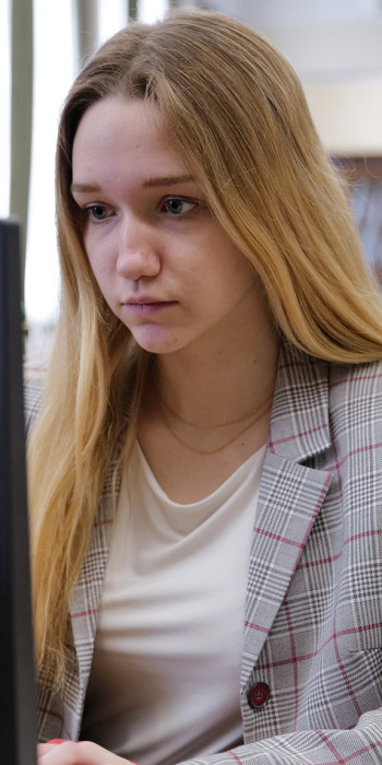 Studentka-filologicheskogo-fakul'teta-vo-vremya-podgotovki-k-elektronnomu-seminaru