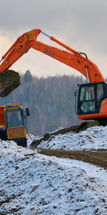 Техника во время строительства завода