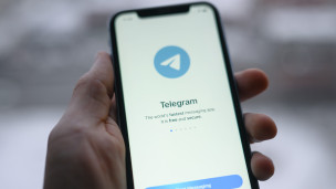 Мессенджер на экране телефона