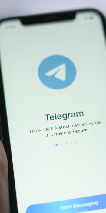 Мессенджер на экране телефона