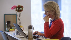 Девушка работает за компьютером 