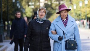 Горожане в Александровском саду на прогулке