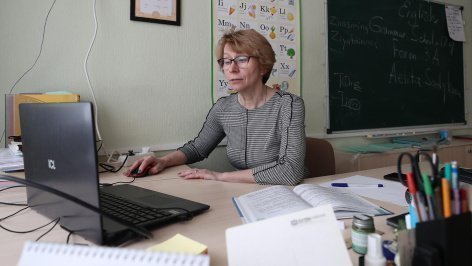 Учитель за ноутбуком