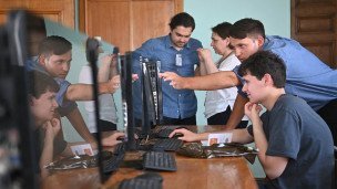 Молодой человек подает документы в ВУЗ