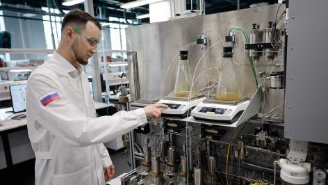 Научный сотрудник в лаборатории