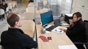 Посетитель в государственном фонде "Защитники Отечества"