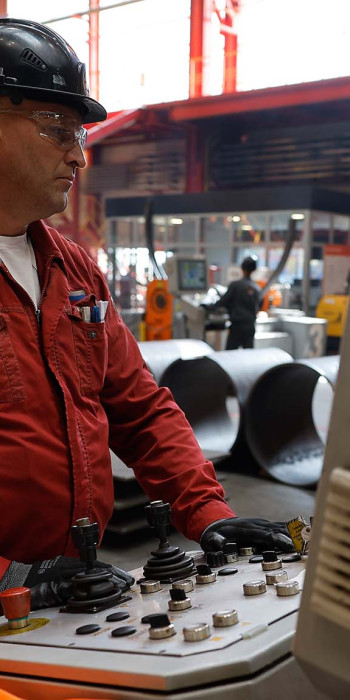 Рабочий на предприятии 