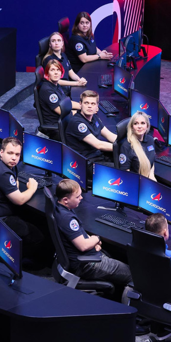 Сотрудники Национального космического центра 