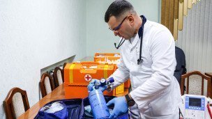 Медицинский работник во время демонстрации оказания первой помощи
