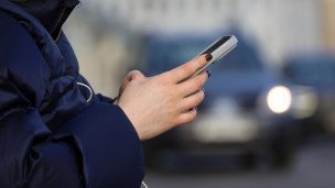 Девушка со смартфоном на улице