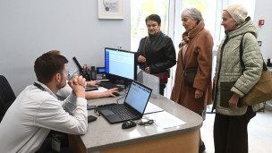 Пенсионеры посещают центр 