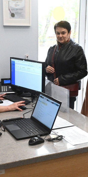 Пенсионеры посещают центр 