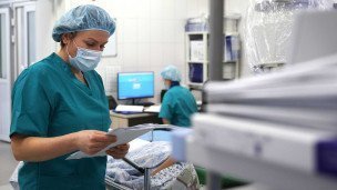 Врач с документами в больнице