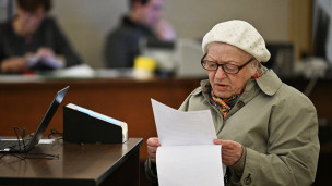 Пенсионерка с документами 