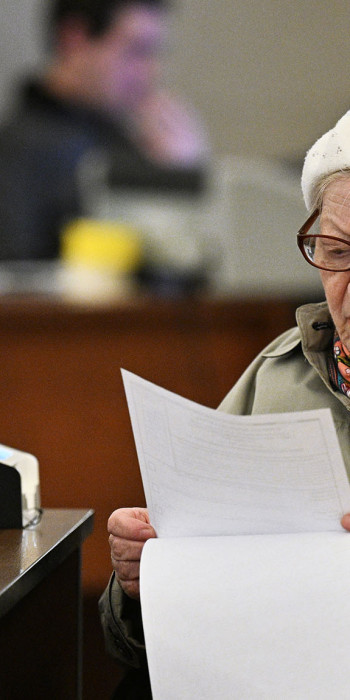 Пенсионерка с документами 