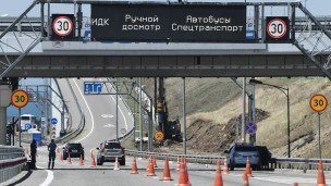 Дорога у пункта досмотра перед въездом на Крымский мост