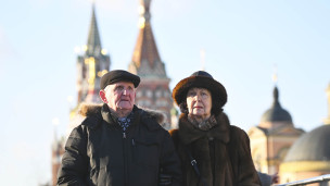 мужчина и женщина пенсионного возраста на прогулке