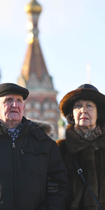 мужчина и женщина пенсионного возраста на прогулке