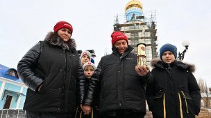 Многодетная семья с огнем Всероссийского семейного очага "Сердце России" 