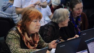Пенсионерки за ноутбуками