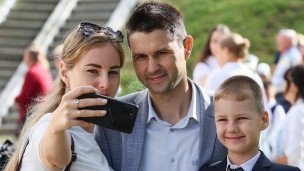 Мама папа и сын делают селфи