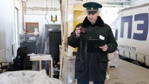 Сотрудник Федеральной таможенной службы во время досмотра груза 