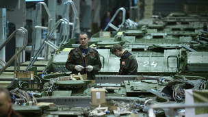 Рабочие в механо-сборочном цехе