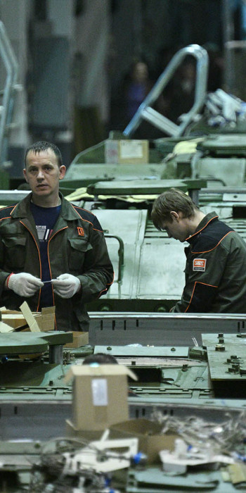Рабочие в механо-сборочном цехе