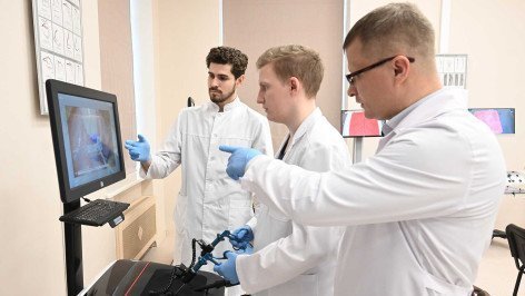 Ординаторы во время занятий в Симуляционном центре НМИЦ хирургии имени А.В. Вишневского